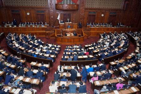 再審制度を見直す刑事訴訟法改正案が審議入りした衆院本会議＝２６日午後