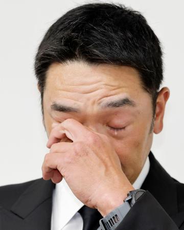 取材対応で涙を流すプロ野球巨人の阿部慎之助前監督＝２６日午前、東京・大手町