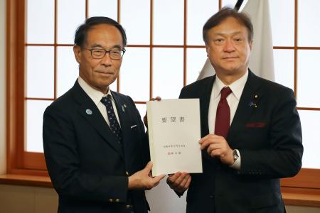 堀井巌外務副大臣（右）に要望書を手渡す埼玉県の大野元裕知事＝２６日午後、外務省