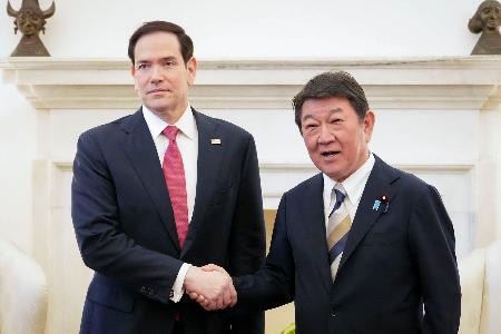 握手を交わすルビオ米国務長官（左）と茂木外相＝２６日、ニューデリー（外務省提供・共同）