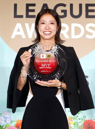 サッカー女子WEリーグの年間表彰式でMVPに選ばれたINAC神戸の成宮唯=26日、東京都内