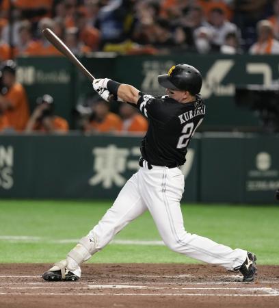 ３回ソフトバンク１死一、二塁、栗原が中越えに３ランを放つ＝東京ドーム
