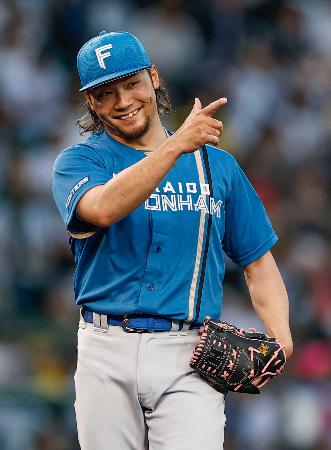今季初完封で６勝目を挙げた日本ハム・伊藤＝甲子園