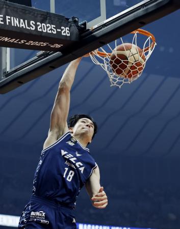 長崎―琉球　第１クオーター、ダンクシュートを決める長崎・馬場＝横浜アリーナ