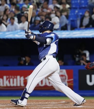 １１回西武１死二塁、渡部が右翼線に決勝の適時二塁打を放つ＝神宮