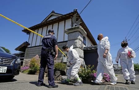 強盗殺人事件の現場に入る捜査関係者＝１７日、栃木県上三川町
