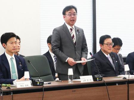日本成長戦略会議の労働市場改革分科会であいさつする上野厚労相（中央）＝２７日午前、厚労省