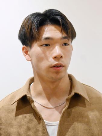 帰国し取材に応じる塩貝健人＝２７日、羽田空港