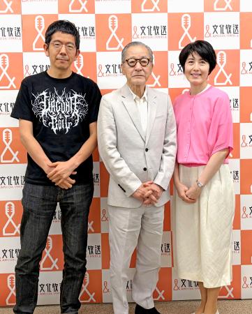 記者会見後、撮影に応じた（左から）武田砂鉄、大竹まこと、小島慶子＝東京都内
