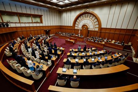 「大阪都構想」の制度案を作る法定協議会の設置議案を可決した大阪市議会=27日午後