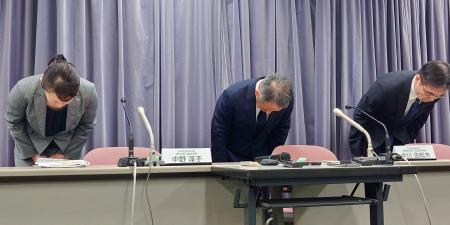 記者会見で謝罪する日航の中川由起夫常務（中央）ら＝２７日午後、国交省