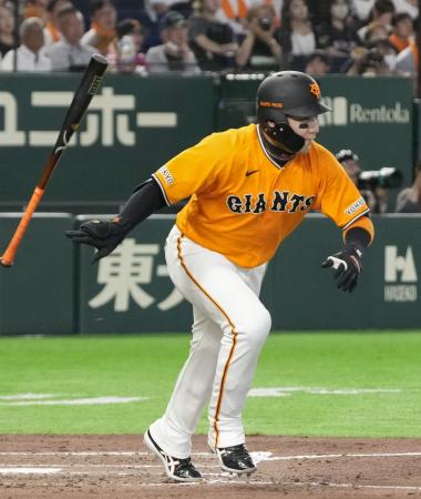 ３回巨人１死一、三塁、丸が右前に適時打を放つ＝東京ドーム
