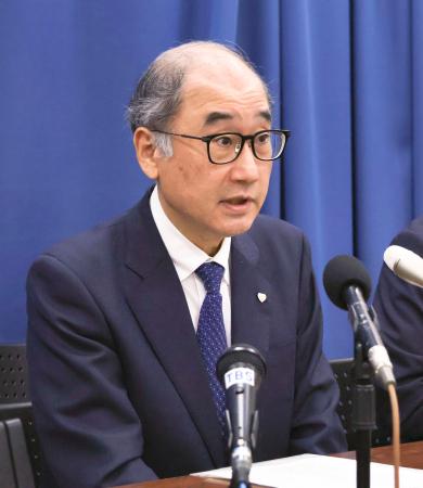 記者会見する埼玉県立小児医療センターの岡明病院長＝２７日午後、埼玉県庁