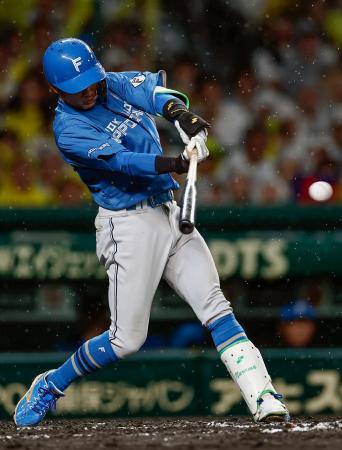 ７回日本ハム２死一、三塁、奈良間が右前に適時打を放つ＝甲子園