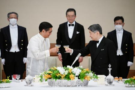 宮中晩さん会で乾杯される天皇陛下とフィリピンのマルコス大統領＝２７日夜、宮殿・豊明殿（代表撮影）