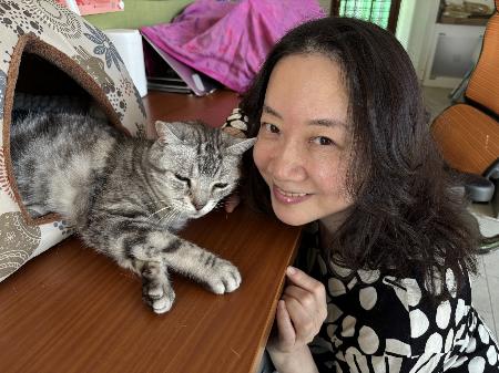 愛猫「文治さん」に寄り添う西原理恵子＝東京都内