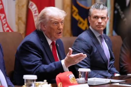 閣議で発言するトランプ米大統領=27日、ワシントン(AP=共同)