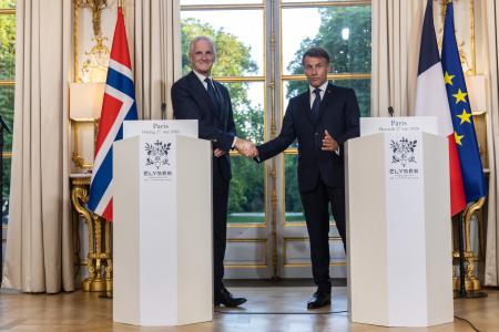 ２７日、パリのエリゼ宮で握手するフランスのマクロン大統領（右）とノルウェーのストーレ首相（Ｃｈｒｉｓｔｏｐｈｅ　Ｐｅｔｉｔ　Ｔｅｓｓｏｎ提供、ＡＰ＝共同）