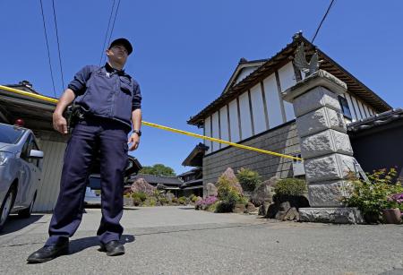 強盗殺人事件現場の住宅を警戒する警察官＝１７日、栃木県上三川町