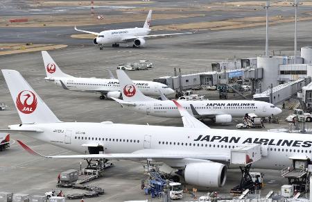羽田空港の駐機場に並ぶ日本航空の機体