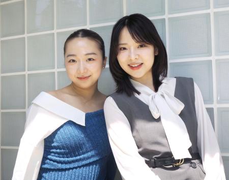 　ダブルキャストで主人公を演じる岡崎かのん（右）と梁世姫＝東京都新宿区