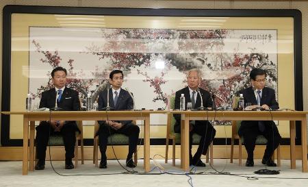 皇族数確保策に関する全体会議終了後、記者会見する森英介衆院議長（中央右）ら＝５月、衆院議長公邸