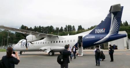 新潟県の佐渡空港に着陸したトキエアの神戸発のチャーター機＝２８日午前