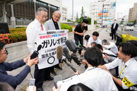 衆院選の「１票の格差」訴訟の判決を受け、広島高裁岡山支部前で取材に応じる原告側の升永英俊弁護士（奥左）ら＝２８日午後