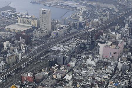 ＪＲ小倉駅（中央）周辺＝２０２２年１月２６日、北九州市（共同通信社ヘリから）