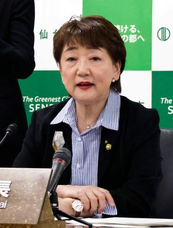 仙台市役所で記者会見する郡和子市長＝２８日午後