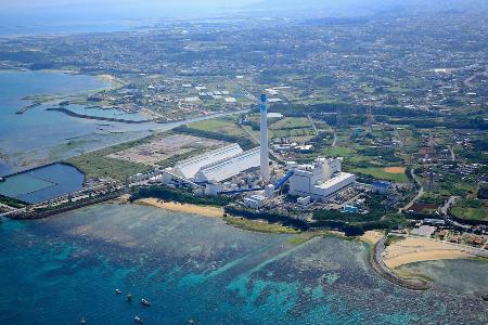 沖縄県うるま市の沖縄電力具志川火力発電所（沖縄電力提供）