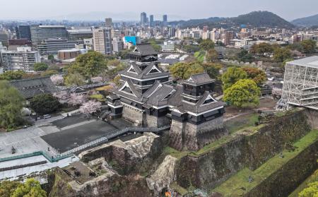 熊本市中心部に位置する熊本城＝４月