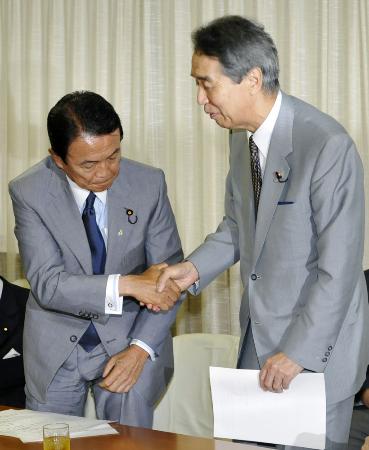 麻生太郎氏（左）と伊吹文明氏＝２００８年、東京・永田町の自民党本部