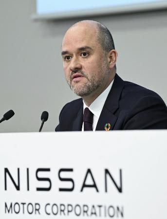決算記者会見で説明する日産自動車のイバン・エスピノーサ社長＝１３日、横浜市