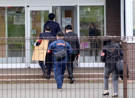 家宅捜索のため、障害者支援施設「鶴が丘学園」に入る捜査員＝２８日午後１時３５分ごろ、北海道釧路市