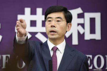中国商務省の何亜東報道官＝２５年６月、北京（共同）