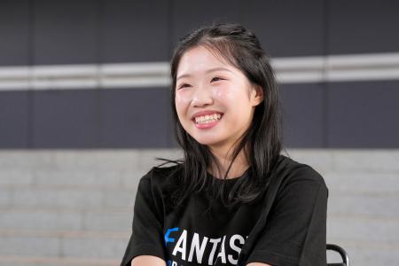 　取材に応じるフィギュアスケート女子の中井亜美＝２８日、千葉市