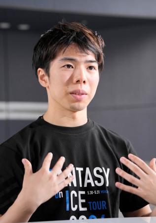 　取材に応じるフィギュアスケート男子の佐藤駿＝２８日、千葉市
