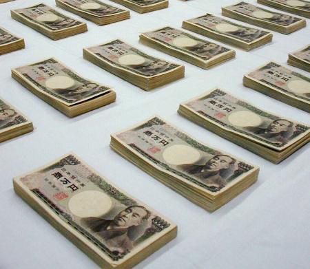 １万円札の束