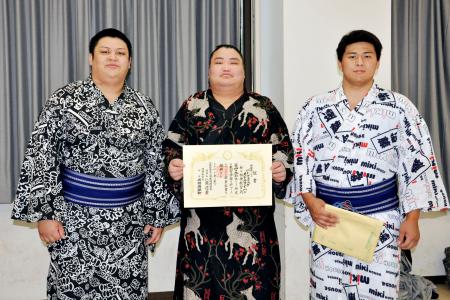 相撲教習所の入所式に出席し、写真に納まる大森（右）と火雷。中央は教習所を卒業した旭富士＝２８日、両国国技館