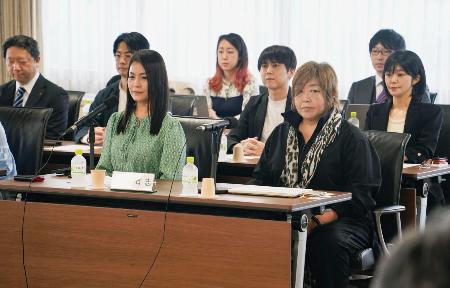 法務省の有識者検討会の会合に出席した声優の緒方恵美さん（前列右）ら＝２８日午後、法務省