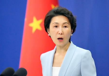 記者会見する中国外務省の毛寧報道局長＝２８日、北京（共同）