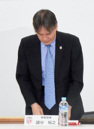 佐藤駿一郎容疑者の逮捕を受け、謝罪する日本バレーボール協会の国分裕之専務理事＝２８日午後、東京都北区の味の素ナショナルトレーニングセンター