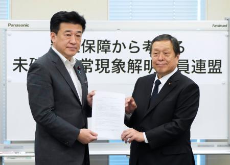 超党派の「安全保障から考える未確認異常現象解明議員連盟」の浜田靖一会長（右）から提言書を受け取る木原官房長官＝２８日午後、国会