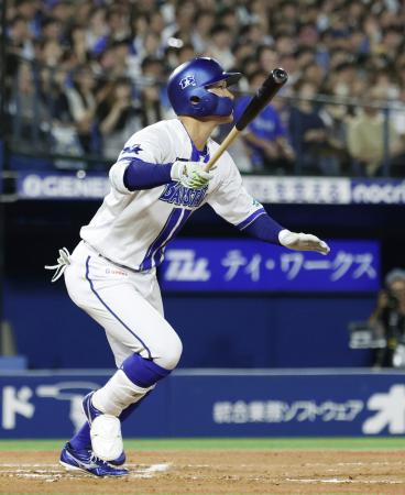 ７回ＤｅＮＡ１死一、二塁、代打京田が右越えに逆転３ランを放つ＝横浜