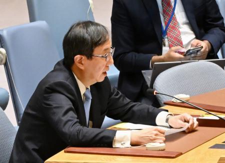 ２８日、国連安全保障理事会の会合で発言する山崎和之国連大使＝米ニューヨーク（共同）　