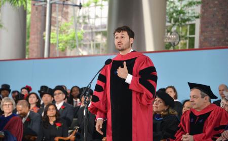 ２８日、米ボストン郊外のハーバード大の卒業式で、大学院の修了生代表として演説するアンドルー・オドノヒューさん（共同）