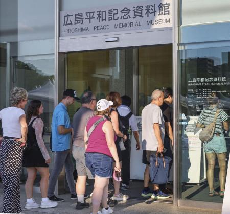 原爆資料館を訪れる外国人ら＝２０２５年８月、広島市中区