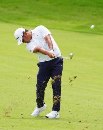 　第１ラウンド、１８番で第２打を放つ久常涼。４アンダーで１９位＝コロニアルＣＣ（共同）