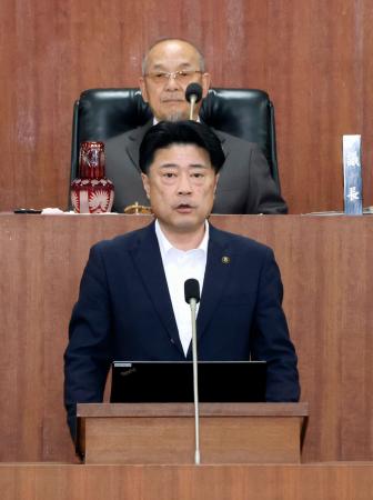 福岡県田川市議会の臨時の本会議で発言する村上卓哉市長（手前）＝２９日午前